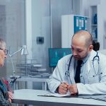 Médecin et patiente en consultation